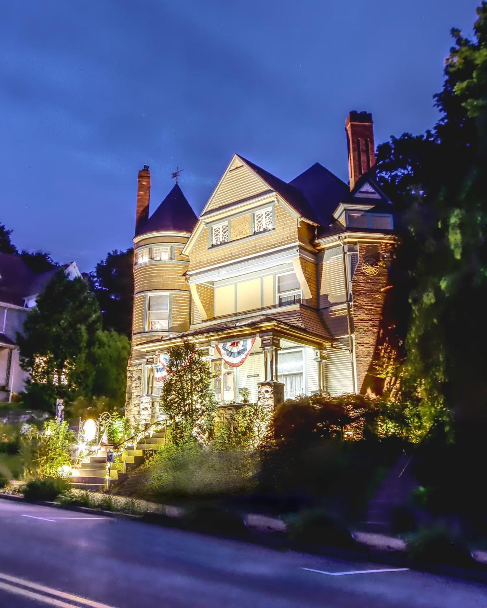 The Queen, A Victorian Bed & Breakfast Bed & Breakfast Bellefonte Exterior photo