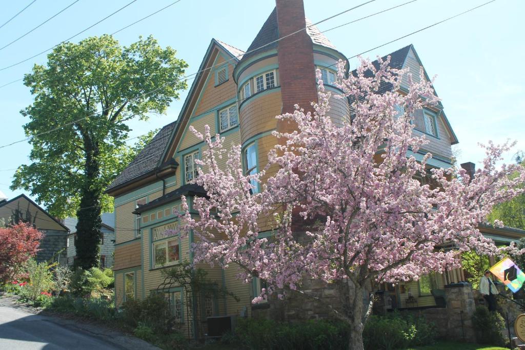 The Queen, A Victorian Bed & Breakfast Bed & Breakfast Bellefonte Exterior photo